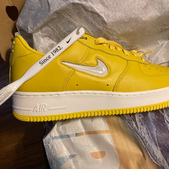 men’s Nike shoes ? size 9 yellow Air Force 1 low retro main image 5